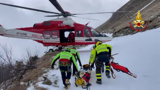 Bolognola - Escursionista precipita su pendio innevato, recuperato da “Drago”